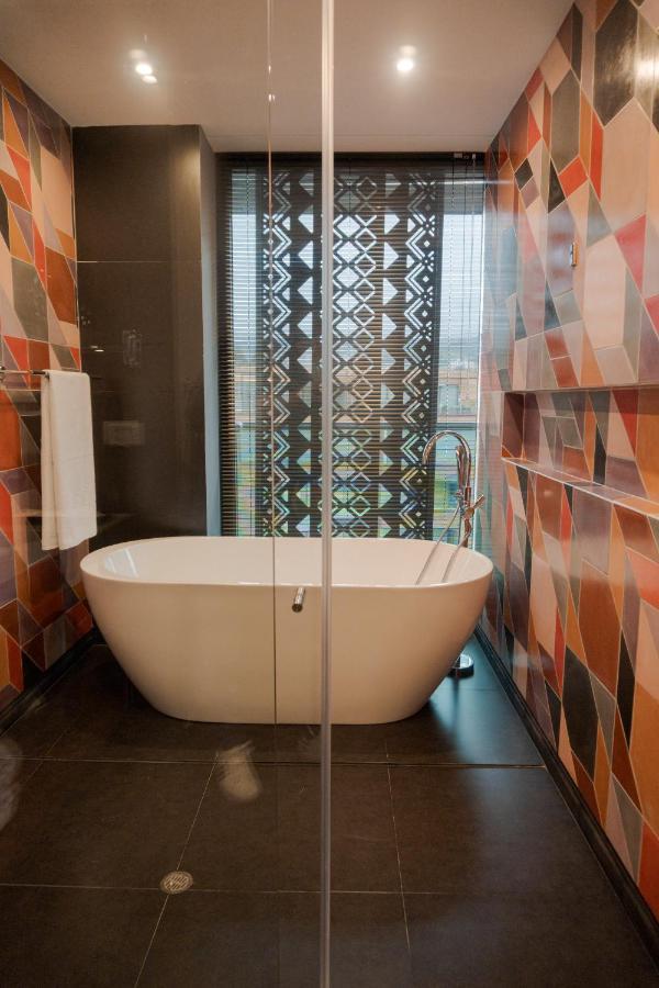Hotel V1501 Pasto Buitenkant foto A freestanding bathtub