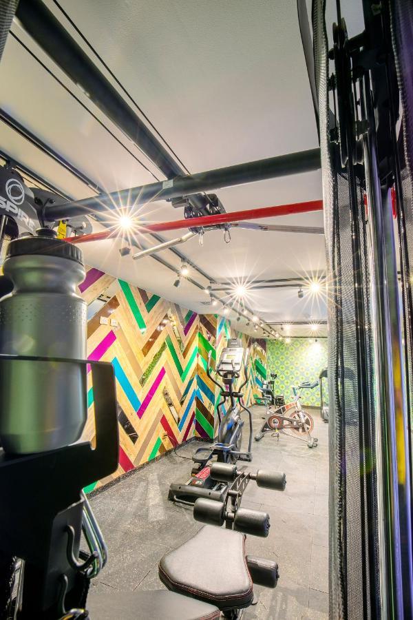 Hotel V1501 Pasto Buitenkant foto The interior of a Virgin Active gym