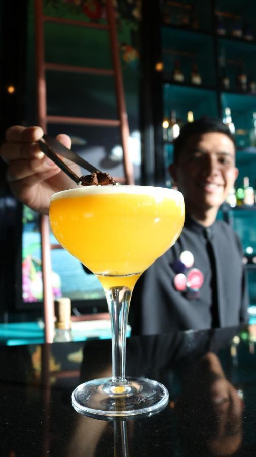 Hotel V1501 Pasto Buitenkant foto A bartender adding a garnish to a cocktail