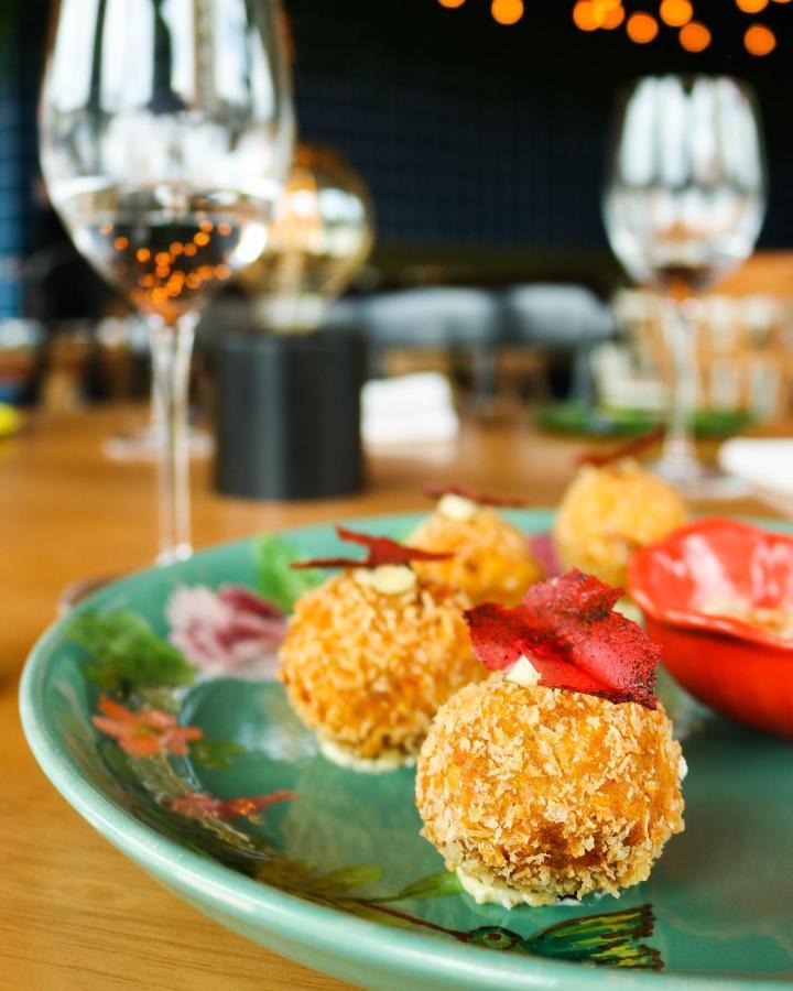 Hotel V1501 Pasto Buitenkant foto A plate of canapés