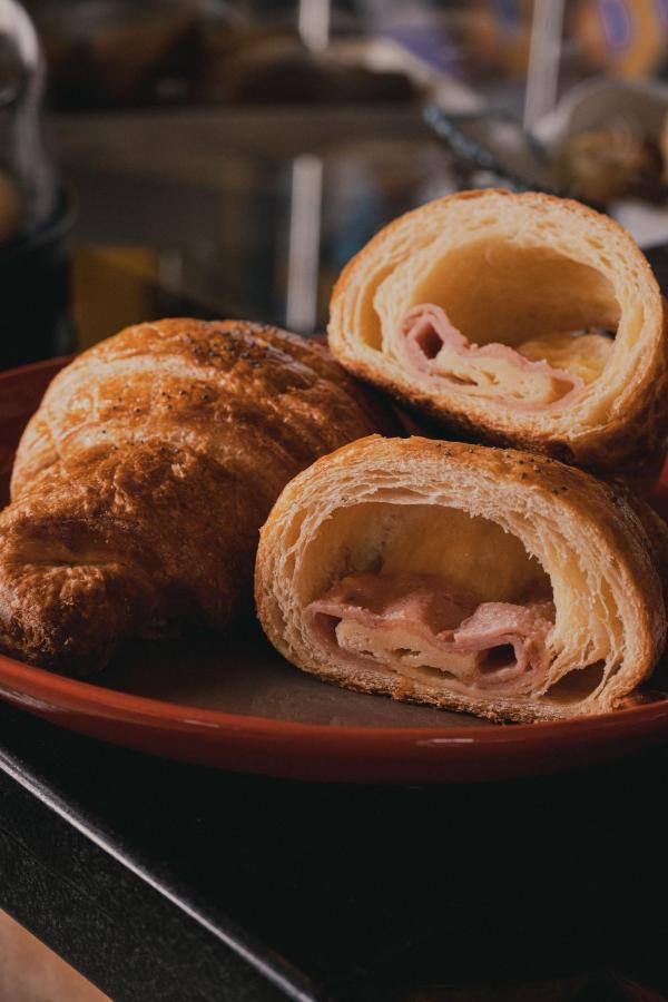 Hotel V1501 Pasto Buitenkant foto A ham and cheese croissant